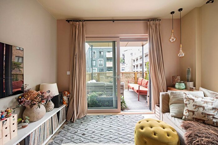 3 Bedroom Flat For Sale In Wintergreen Court, Hackney, London, E9