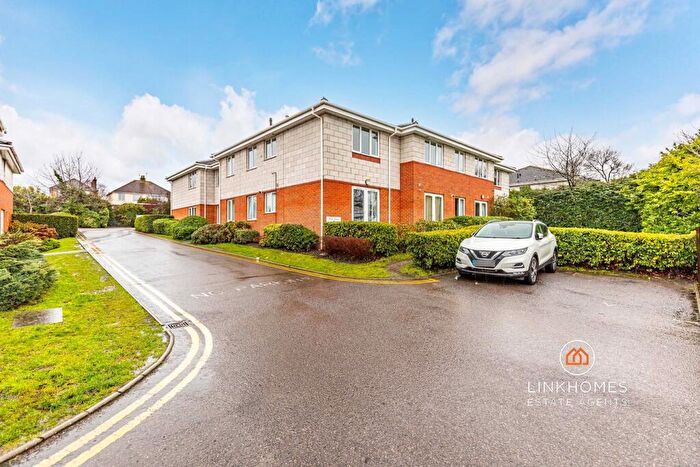 2 Bedroom Apartment For Sale In Oakdale Road, Poole, BH15