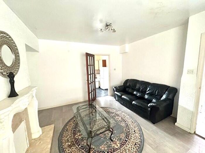 3 Bedroom Semi-Detached House To Rent In Burrows Avenue, Beeston, NG9