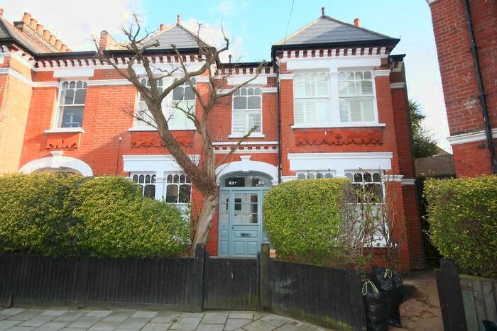 3 Bedroom Flat To Rent In Stapleton Road, Tooting Bec, London, SW17