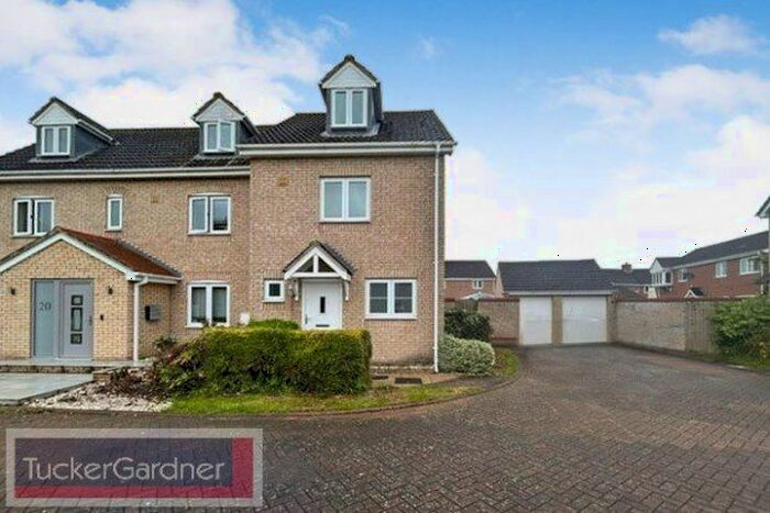 3 Bedroom Town House To Rent In Nelson Crescent, Cambridge, CB24