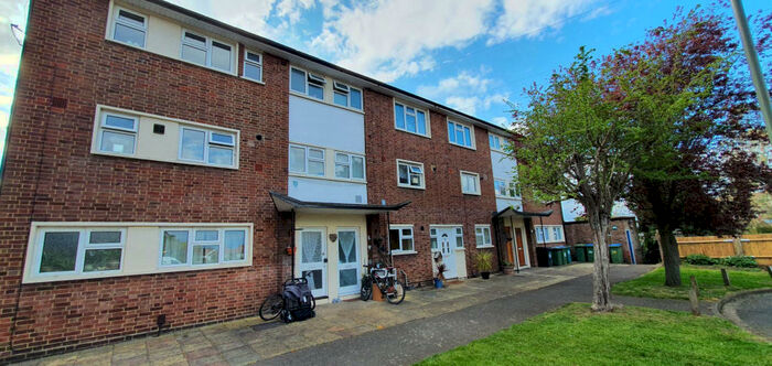 2 Bedroom Flat To Rent In West Molesey, KT8