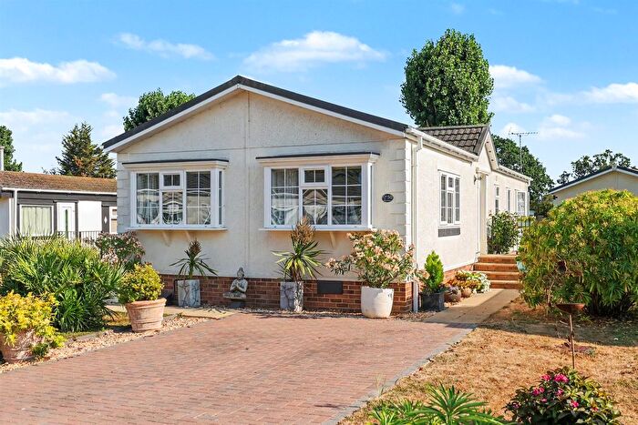2 Bedroom Mobile/park Home For Sale In Halcyon Park, Pooles Lane, Hullbridge, Essex, SS5