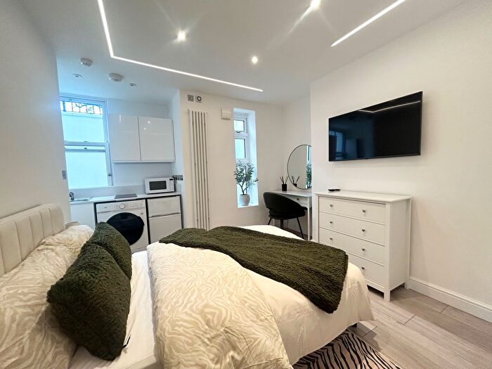 Studio To Rent In Holland Road, London, W14
