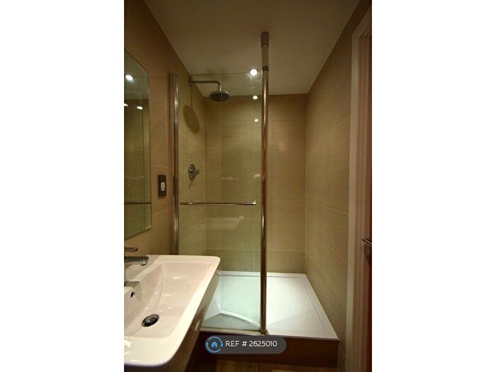 2 Bedroom Flat To Rent In Candle House, Leeds, LS1