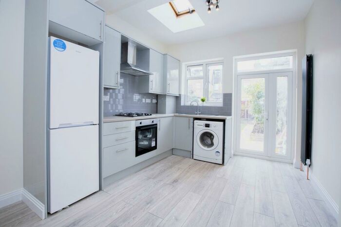 2 Bedroom Flat To Rent In Grove Green Road, Leyton, E11