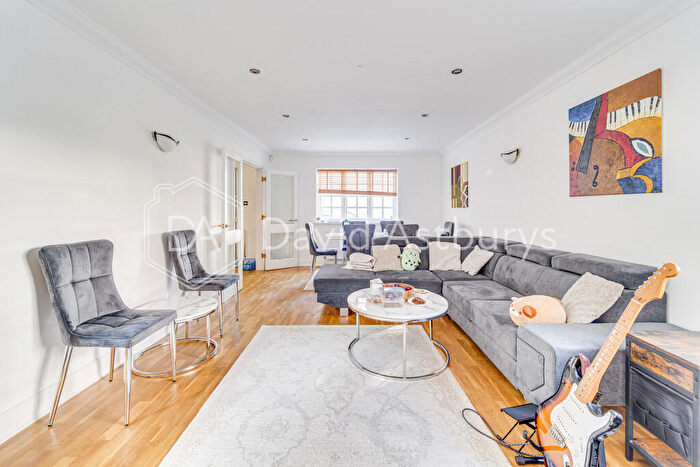 2 Bedroom Detached House To Rent In Cannon Hill, Southgate, London, N14