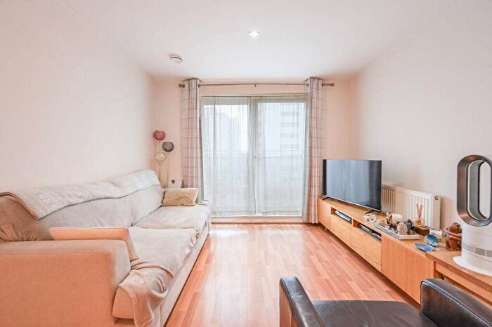1 Bedroom Flat For Sale In Explorers Court, Canary Wharf, London, E14