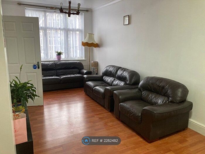 4 Bedroom Semi-Detached House To Rent In Redbridge, Redbridge, IG4