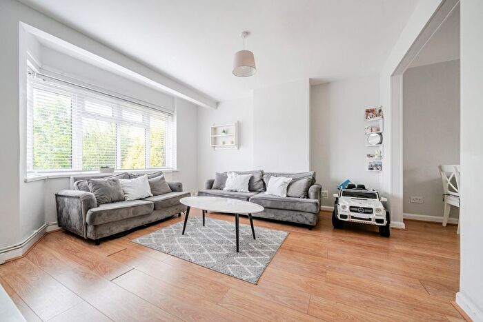 3 Bedroom Semi-detached House To Rent In Morton Way, London, N14