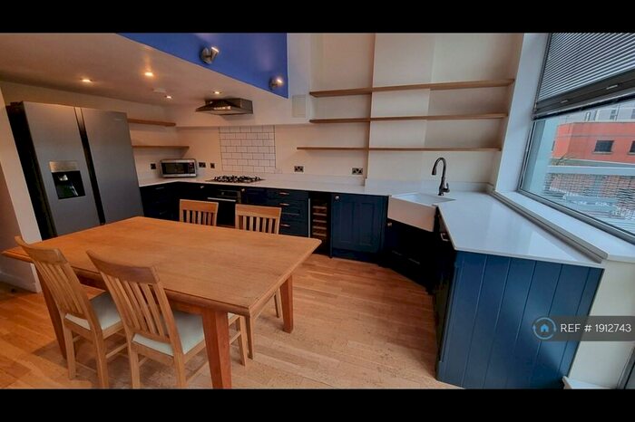 2 Bedroom Flat To Rent In Connect House, Manchester, M4