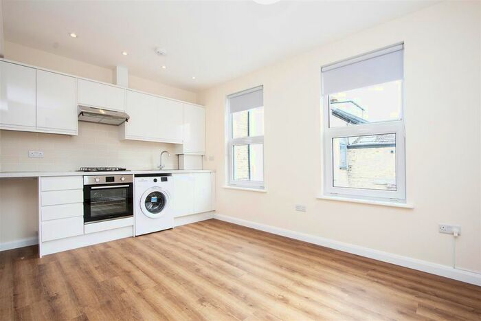 1 Bedroom Flat To Rent In Ravenscroft Road, Beckenham, BR3