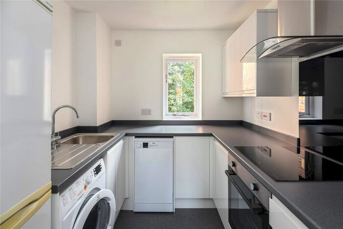 2 Bedroom Flat To Rent In Victory Road, Wanstead, London, E11