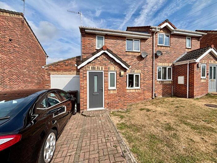 3 Bedroom Semi-Detached House For Sale In Town Close View, Kippax, Leeds, LS25