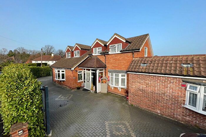 5 Bedroom Detached House For Sale In Woodcot Gardens, Farnborough, GU14