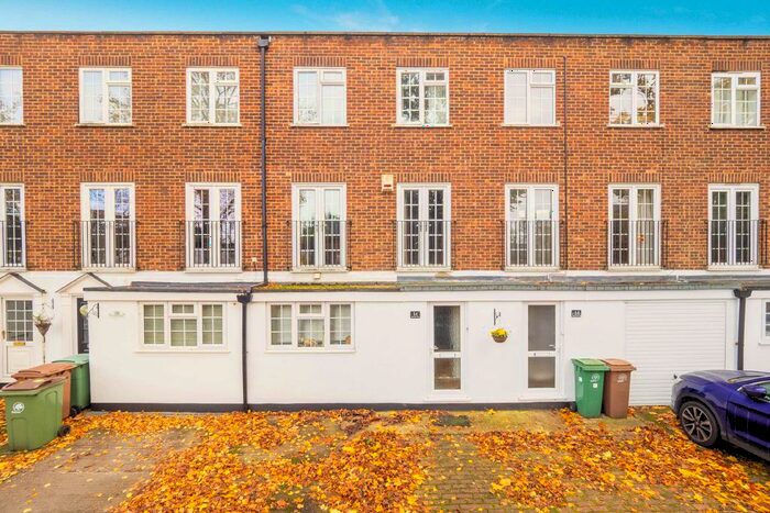 4 Bedroom Detached House To Rent In Devonshire Road, Sutton, Surrey, SM2