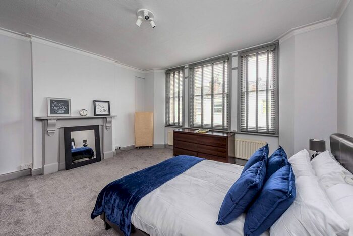 1 Bedroom Flat To Rent In Kenway Road, Earls Court, London, SW5