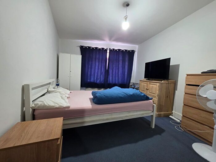 2 Bedroom Flat To Rent In Turner Street, London, E1