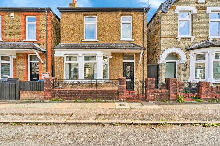 3 Bedroom Detached House For Sale In Caversham Road, Kingston Upon Thames, KT1