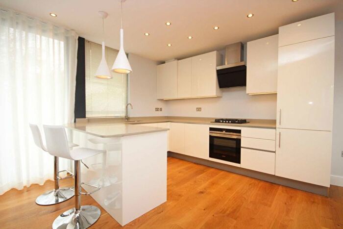 2 Bedroom Flat To Rent In Bridge End Close, Kingston Upon Thames, KT2