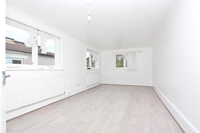 2 Bedroom Flat To Rent In Dynevor Road, N16