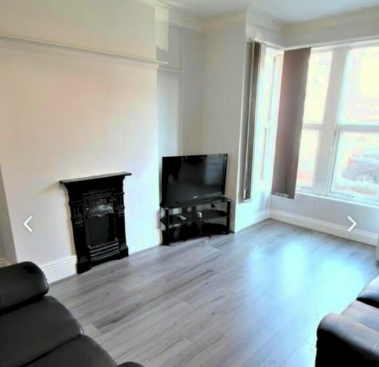 6 Bedroom Terraced House To Rent In Estcourt Terrace, Leeds, West Yorkshire, LS6