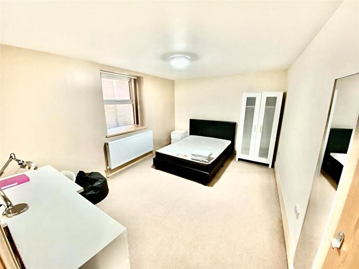 Studio To Rent In Osborne Road, Southsea, PO5