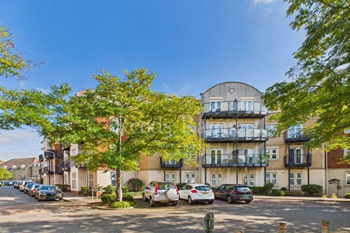 2 Bedroom Apartment For Sale In Critchley Avenue, Dartford, Kent, DA1