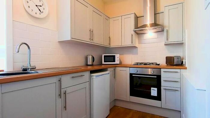2 Bedroom Flat To Rent In Cathcart Place, Edinburgh, EH11