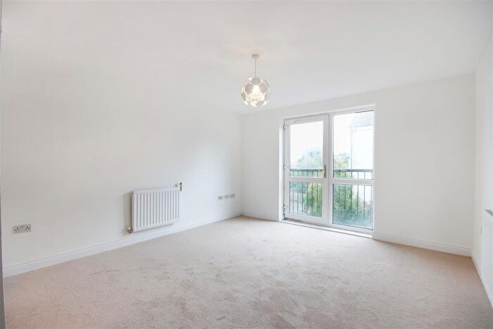 2 Bedroom Flat For Sale In Chalfont Road, London, SE25