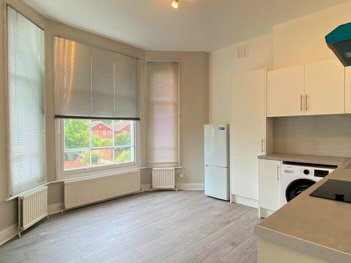 1 Bedroom Flat To Rent In Grand Drive, London, SW20