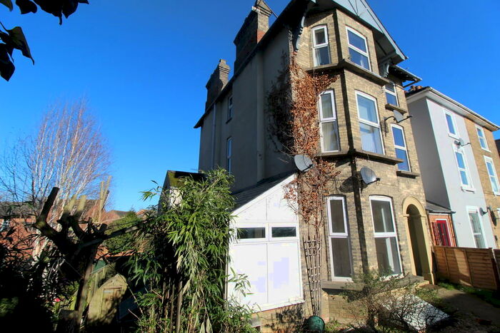 2 Bedroom Maisonette To Rent In Middleton Road, Banbury Shared Garden, OX16