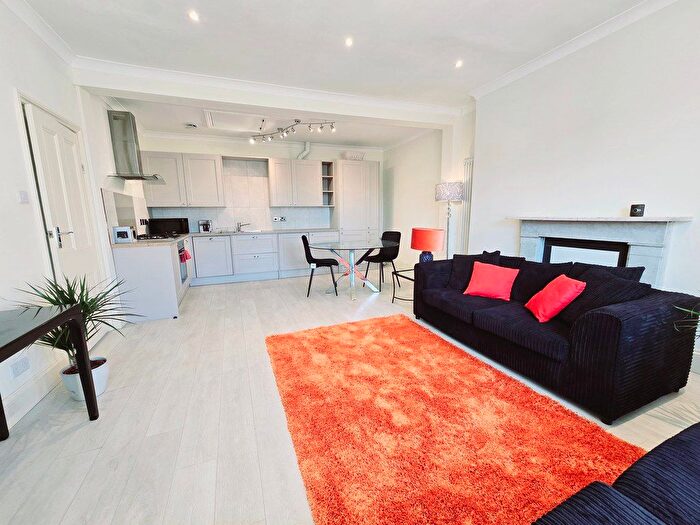 3 Bedroom Flat To Rent In Holland Road, London, W14