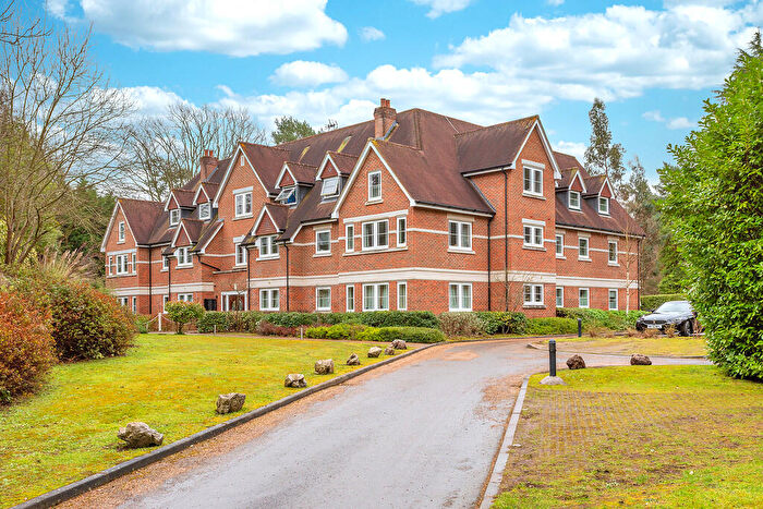 2 Bedroom Apartment To Rent In Portsmouth Road, Esher, KT10