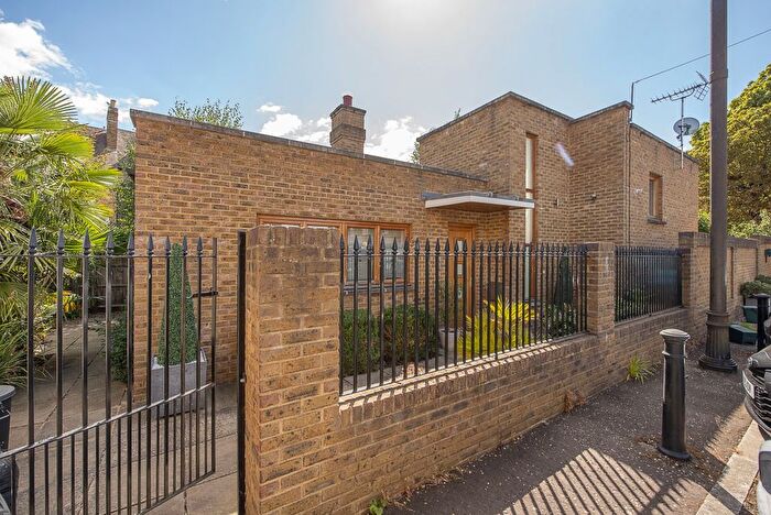 2 Bedroom Detached House To Rent In Gomer Place, Teddington, TW11