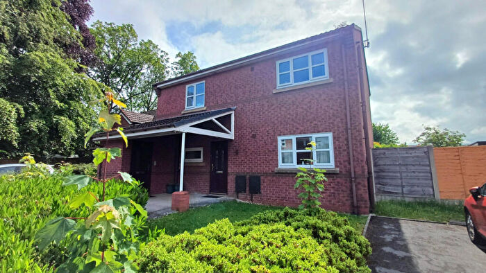 2 Bedroom Maisonette For Sale In Ash Close, Stockport, SK2