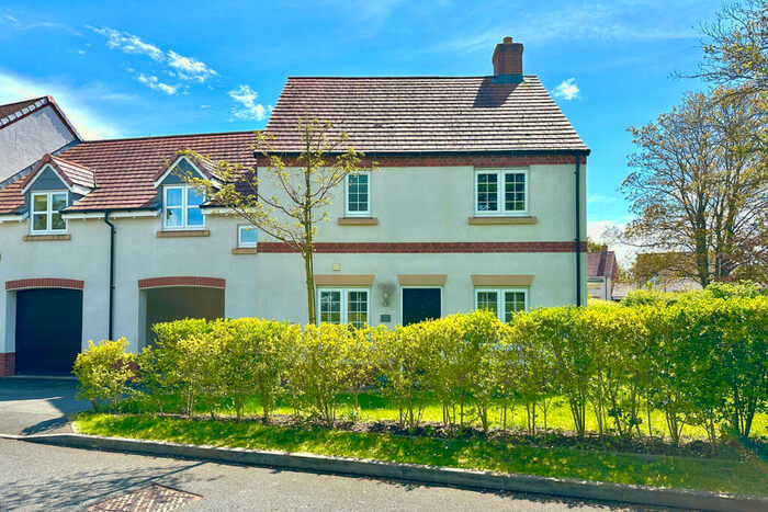 4 Bedroom Link Detached House To Rent In Godwin Lane, B93