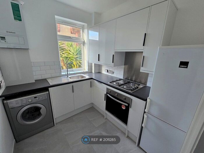 4 Bedroom Flat To Rent In Fishponds Road, London, SW17
