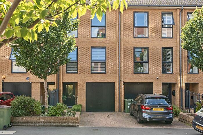 3 Bedroom Town House For Sale In Felnex Avenue, Wallington, SM6