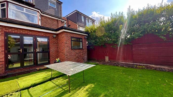 4 Bedroom Detached House To Rent In The Vale, London, NW11