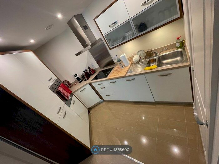 1 Bedroom Flat To Rent In Wallis Square, Farnborough, GU14