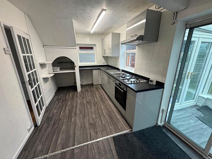 3 Bedroom Semi Detached House To Rent In Sandfield Road, West Bromwich, B71