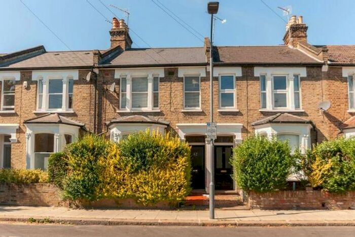 2 Bedroom Flat To Rent In Bloemfontein Road, Shepherd's Bush, London, W12