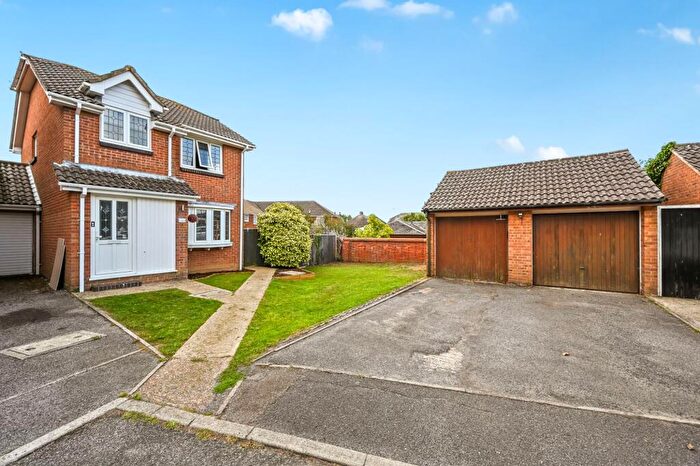 3 Bedroom Link Detached House For Sale In Green Grove, Hailsham, BN27