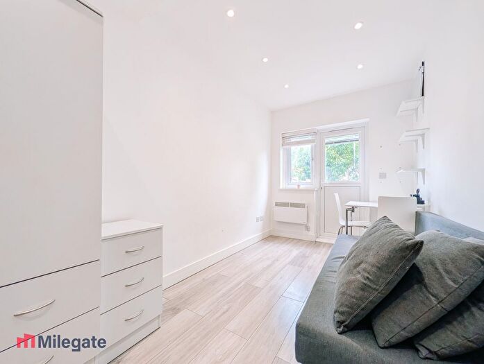 Studio To Rent In Park Avenue, Egham, TW20