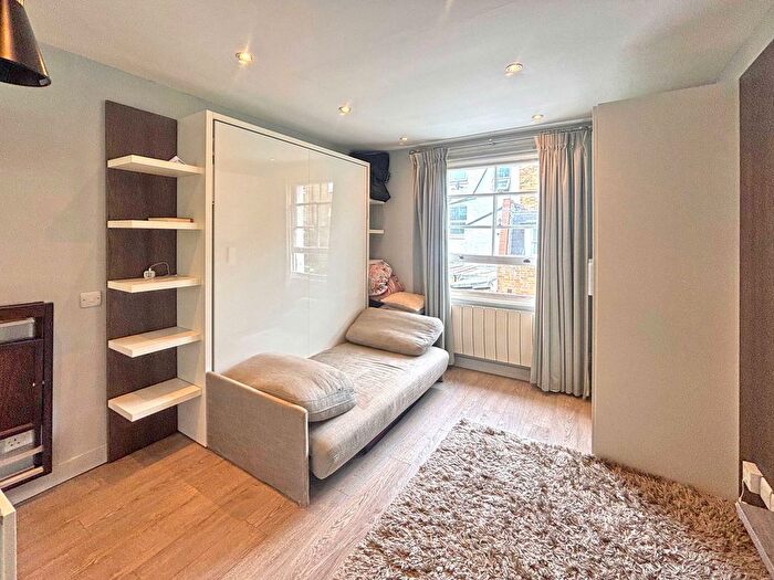 Terraced House To Rent In Second Floor Flat, Waldemar Avenue, London, SW6