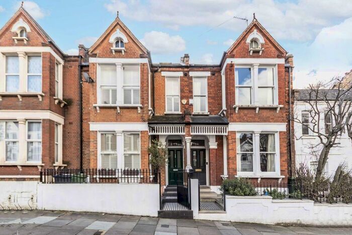 3 Bedroom Flat To Rent In Killyon Road, London, SW8