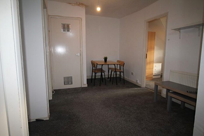 2 Bedroom Flat To Rent In Flat, Kelso Road, LS2