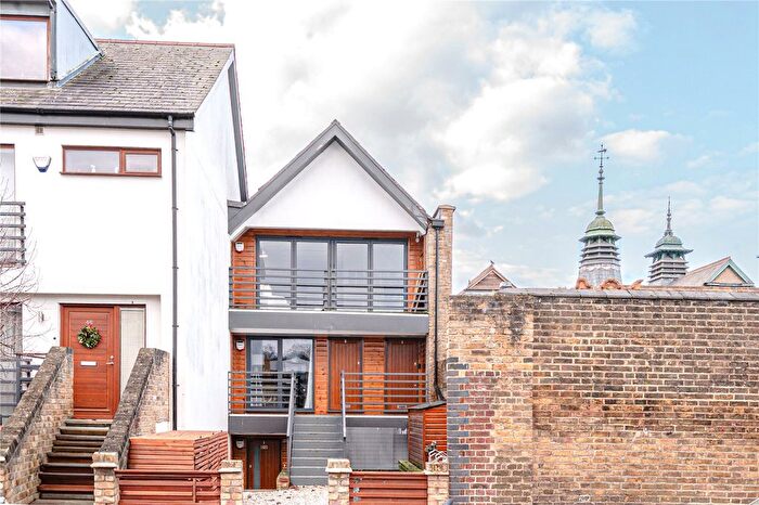 2 Bedroom Flat For Sale In Third Cross Road, Twickenham, TW2