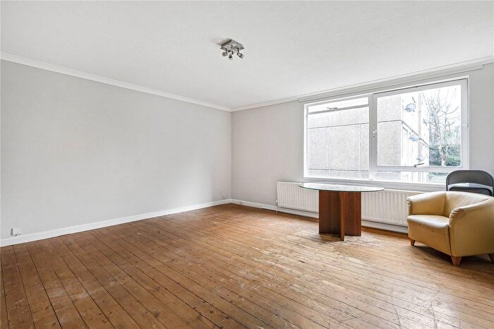 3 Bedroom Maisonette For Sale In Carlton Drive, London, SW15
